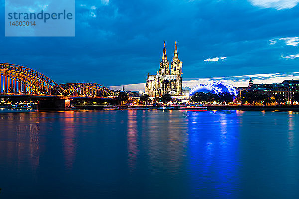 Domkirche  Hohenzollernbrücke und Theater am Rhein bei Nacht  Köln  Nordrhein-Westfalen  Deutschland