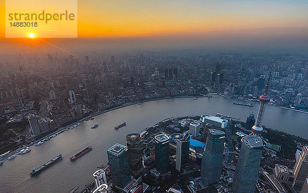 Pudong und Huangpu-Fluss bei Sonnenuntergang  Shanghai  China