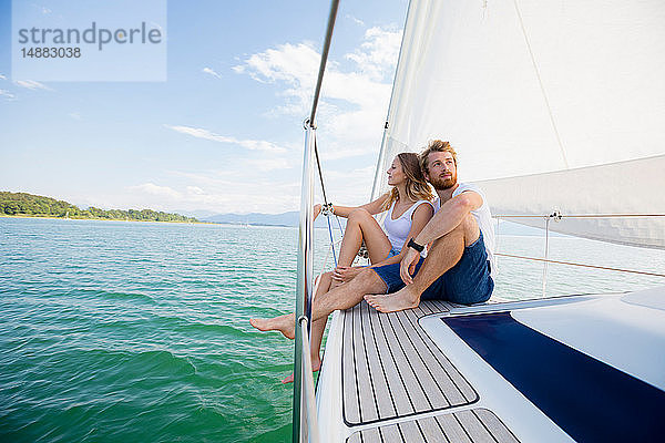 Junges Paar segelt auf dem Chiemsee  Bayern  Deutschland