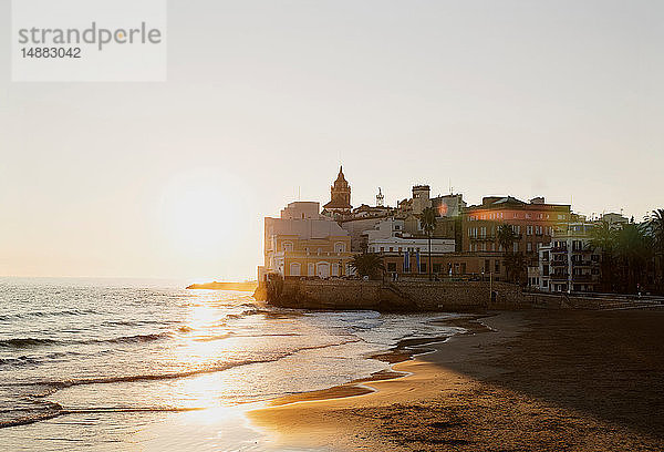 Sonnenuntergang über dem Strand  Sitges  Katalonien  Spanien