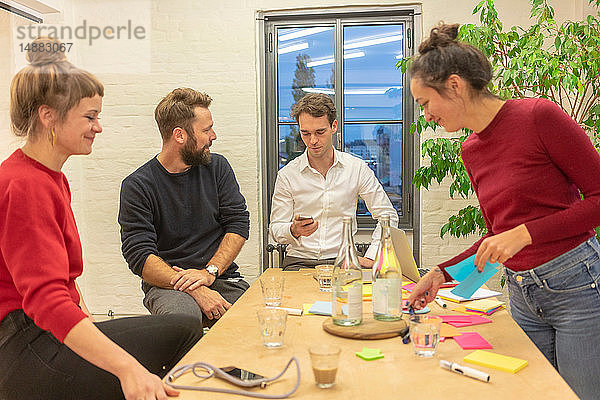 Besprechung eines Geschäftsteams mittlerer Erwachsener am Konferenztisch im Büro