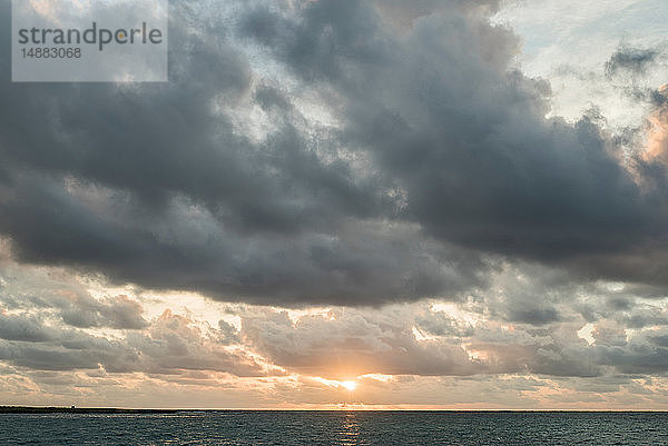 Sonnenaufgang am Kailua-Strand  Oahu  Hawaii