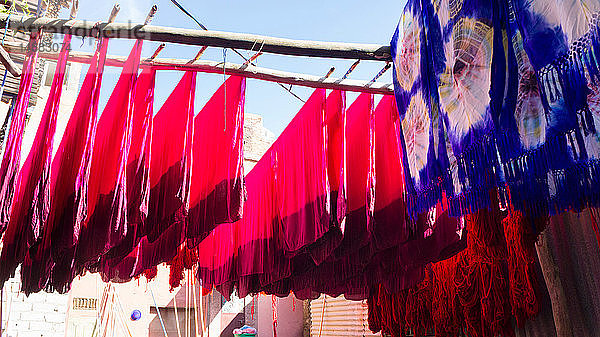 Gefärbte Textilien zum Trocknen aufgehängt  Marrakesch  Marokko