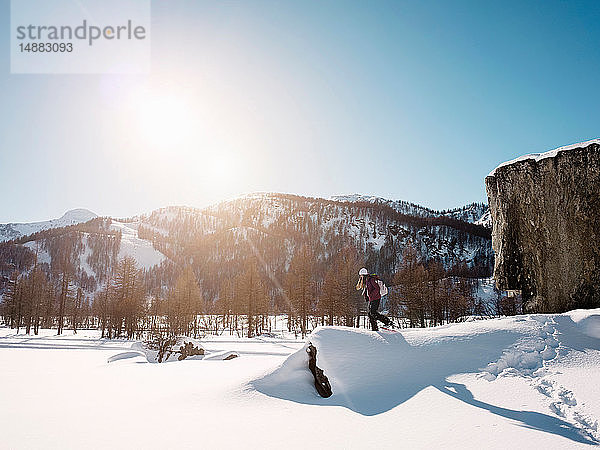 Junge Frau wandert in schneebedeckter Landschaft  Alpe Ciamporino  Piemont  Italien
