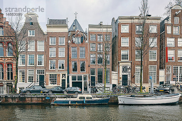 Mehrstöckige Büro- und Wohngebäude entlang des Kanals  Amsterdam  Noord-Holland  Niederlande
