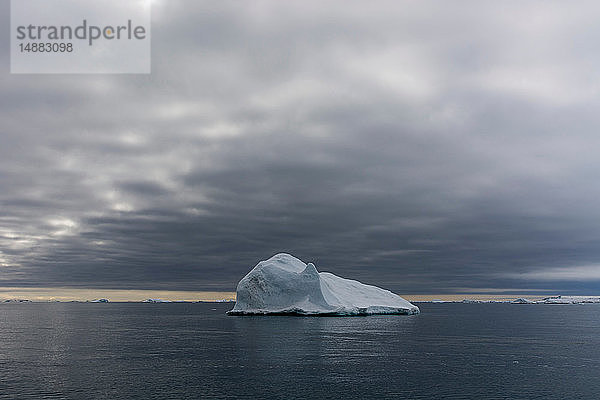 Eisberg unter bewölktem Himmel  Vibebukta  Austfonna  Nordaustlandet  Svalbard  Norwegen