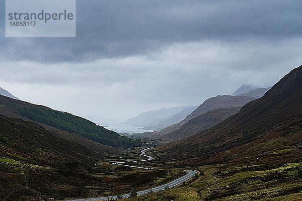 Berglandschaft mit kurvenreicher Landstraße  Achnasheen  Schottische Highlands  Schottland