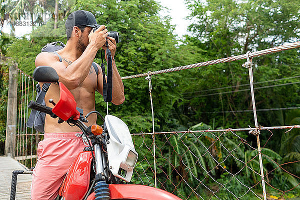 Mann fotografiert auf Seilbrücke  Pagudpud  Ilocos Norte  Philippinen