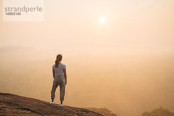 Frau beobachtet Sonnenaufgang von Pidurangala  Sigiriya  Zentralprovinz  Sri Lanka