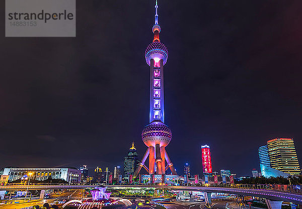 Orientalischer Perlenturm bei Nacht  Shanghai  China