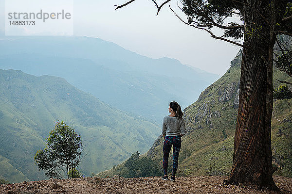 Frau geniesst Aussicht auf Berggipfel  Ella  Uva  Sri Lanka