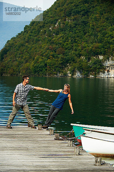 Ein reifes Paar balanciert sich am Ufer des Seepiers von Annecy  Annecy  Rhône-Alpes  Frankreich