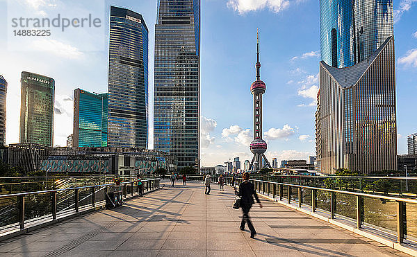 Pudong-Skyline mit Oriental Pearl Tower vom erhöhten Fußweg aus  Shanghai  China