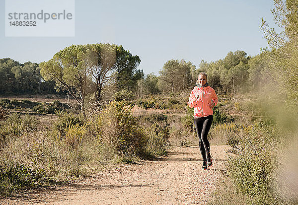 Frau joggt auf Feldweg  Olivella  Katalonien  Spanien