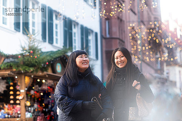 Mutter und Tochter beim Schaufensterbummel auf dem Weihnachtsmarkt  Freiburg  Baden-Württemberg  Deutschland