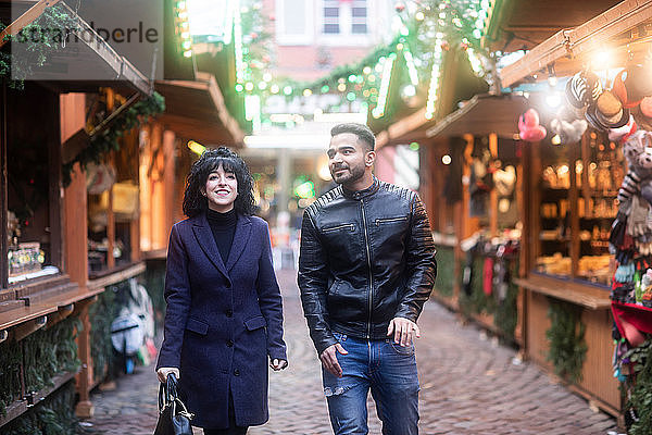 Paar Schaufensterbummel auf dem Weihnachtsmarkt  Freiburg  Baden-Württemberg  Deutschland