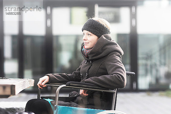 Frau im Rollstuhl auf der Straße