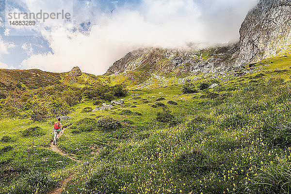 Wanderer bei Fuente De in der nationalen Reserve Parque National de los Picos de Europa  Potes  Kantabrien  Spanien