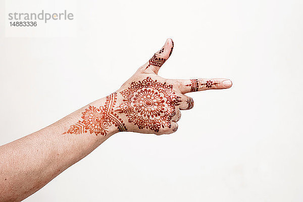 Hand mit Geste der Henna-Tätowierung