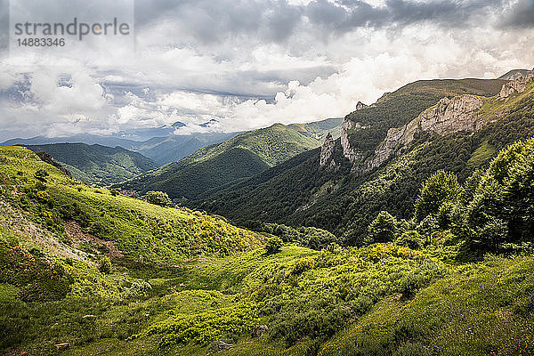 Landschaft bei Fuente De im nationalen Schutzgebiet Parque National de los Picos de Europa  Potes  Kantabrien  Spanien