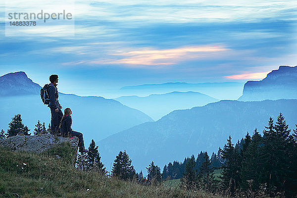 Wanderer mit Blick auf neblige Berge  Manigod  Rhône-Alpes  Frankreich