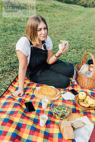 Frau beim Picknick