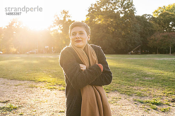 Frau genießt Sonne im Park