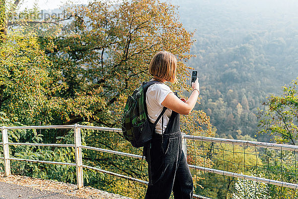 Frau beim Fotografieren am Hang  Rezzago  Lombardei  Italien