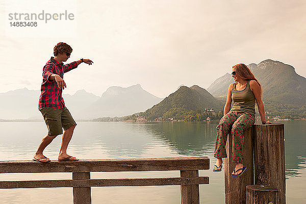 Junges Paar beim Herumtollen am Pier  See von Annecy  Annecy  Rhône-Alpes  Frankreich