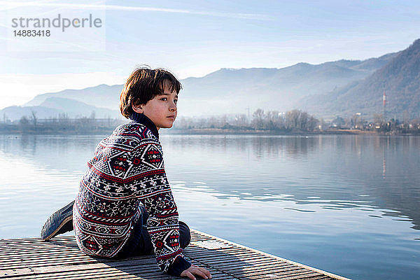 Junge blickt vom Seepier zurück  Comer See  Lecco  Lombardei  Italien