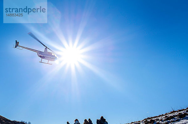 Hubschrauber überfliegt Piani Resinelli  Lombardei  Italien