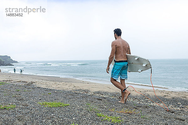 Surfer mit Surfbrett am Strand  Pagudpud  Ilocos Norte  Philippinen