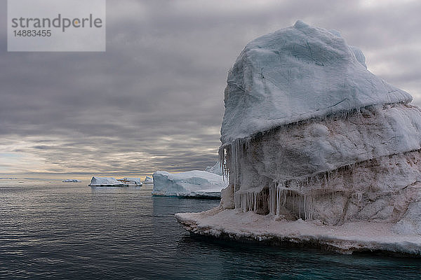 Meereslandschaft mit Eisbergen  Vibebukta  Austfonna  Nordaustlandet  Svalbard  Norwegen