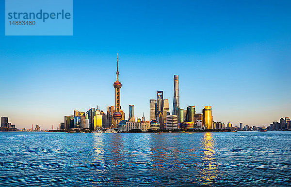 Huangpu-Fluss und Pudong-Skyline  Shanghai  China