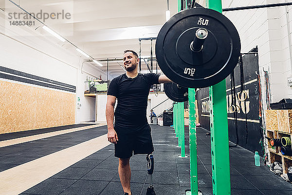 Mann mit Beinprothesentraining im Fitnessstudio