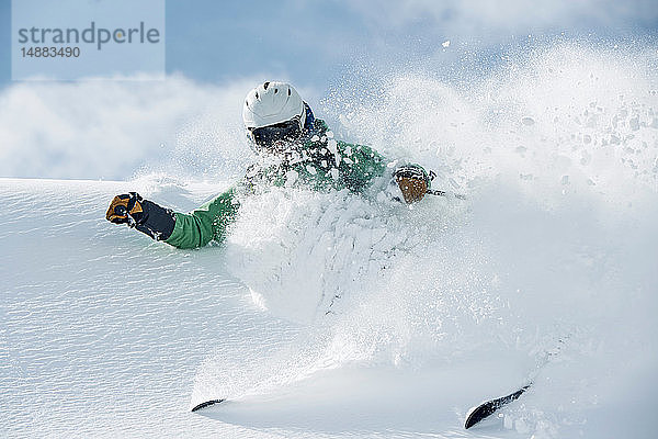 Männlicher Skifahrer rast den schneebedeckten Berg hinunter  Alpe-d'Huez  Rhône-Alpes  Frankreich