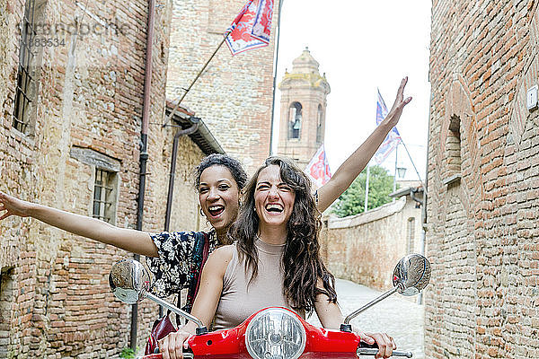 Freunde erkunden auf dem Roller  Città della Pieve  Umbrien  Italien