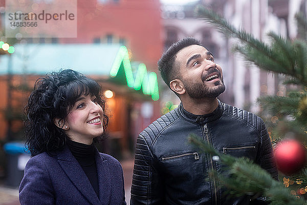 Paar Schaufensterbummel auf dem Weihnachtsmarkt  Freiburg  Baden-Württemberg  Deutschland