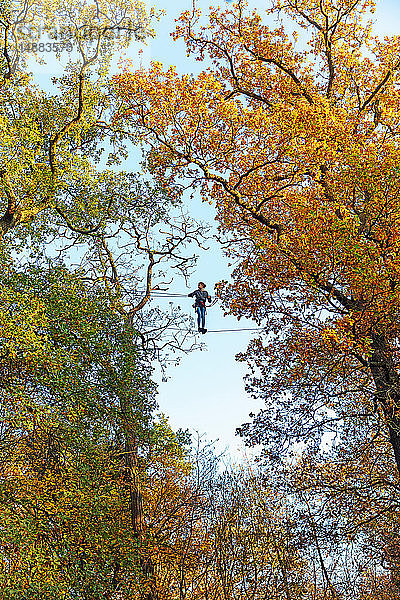 Mädchen im Hochseilgarten  Paris  Ile-de-France  Frankreich