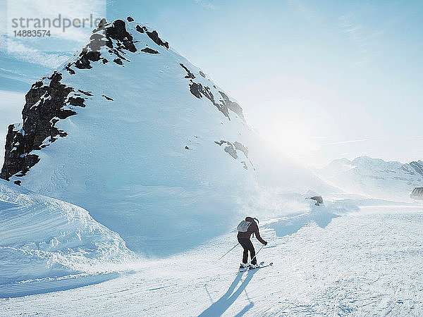 Junge Skifahrerin in schneebedeckter Landschaft  Alpe Ciamporino  Piemont  Italien