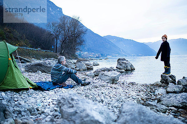 Vater und Sohn zelten am Seeufer  Onno  Lombardei  Italien