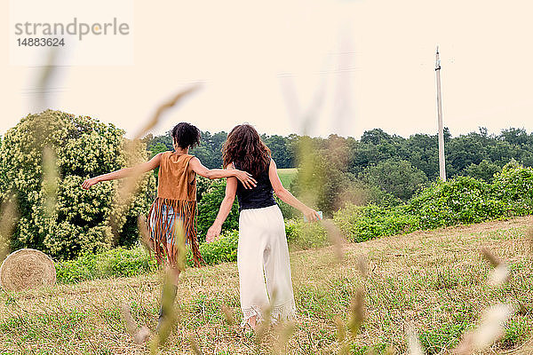 Freunde auf dem Gebiet der Heuballen  Città della Pieve  Umbrien  Italien