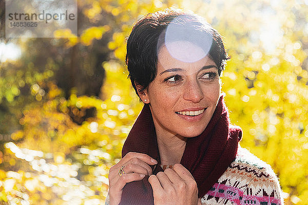 Lächelnde Frau im Herbstwald