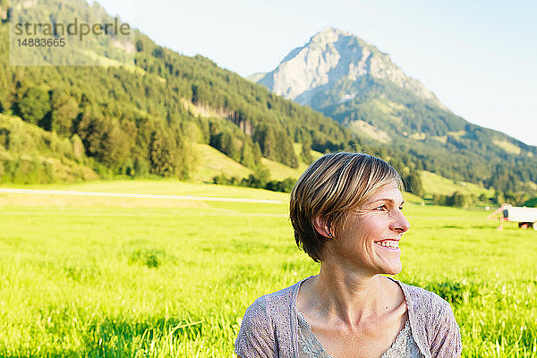 Frau genießt die Landschaft  Sonthofen  Bayern  Deutschland