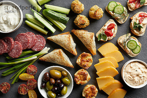 Vorspeisen-Snackaufstrich mit offenen Sandwiches  Oliven und Käse   Draufsicht
