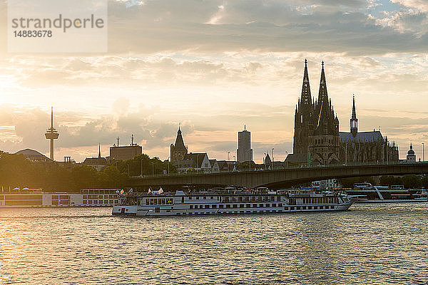 Skyline von Köln bei Sonnenuntergang  Dom  Fernsehturm und Rhein  Nordrhein-Westfalen  Deutschland