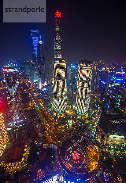 Pudong-Skyline mit Shanghai Tower  Shanghai World Financial Centre und IFC bei Nacht  Hochwinkelansicht  Shanghai  China