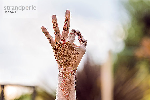 Hand mit Geste der Henna-Tätowierung