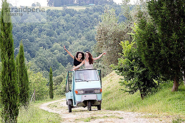 Freunde auf dreirädrigen Fahrzeugen  Città della Pieve  Umbrien  Italien