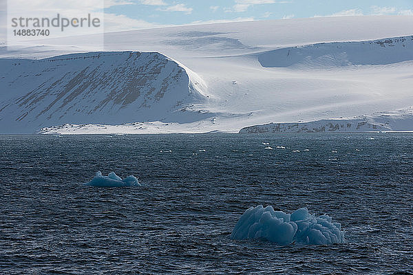 Schneebedeckte Küstenlandschaft und arktischer Ozean  Hinlopen-Straße  zwischen Nordaustlandet und Spitzbergen  Svalbard  Norwegen